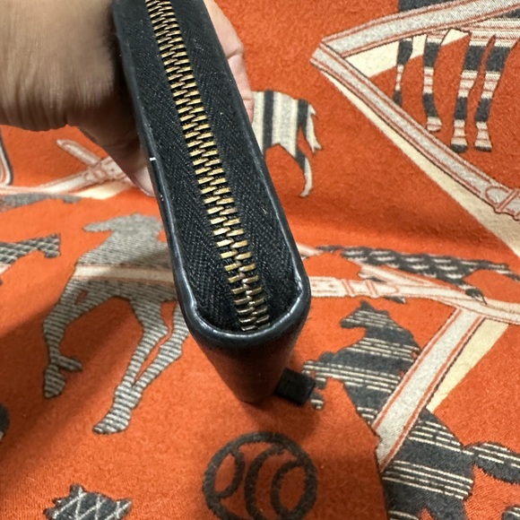 GUCCI ❤️🌟BEE ZIPPY BACK WALLET ⭐️ - Picture 3 of 9